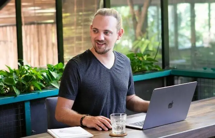 Marketing Freelancer Max Fischer sitzt am Laptop